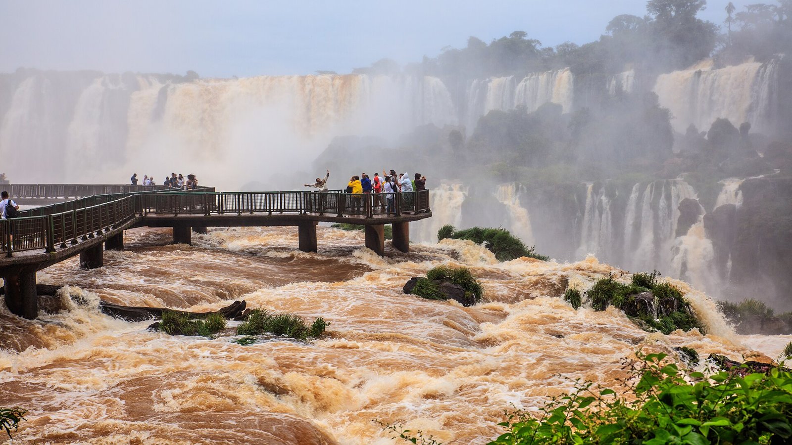 Passarela sobre o rio Iguaçu, no lado brasileiro, com as quedas das Cataratas ao fundo