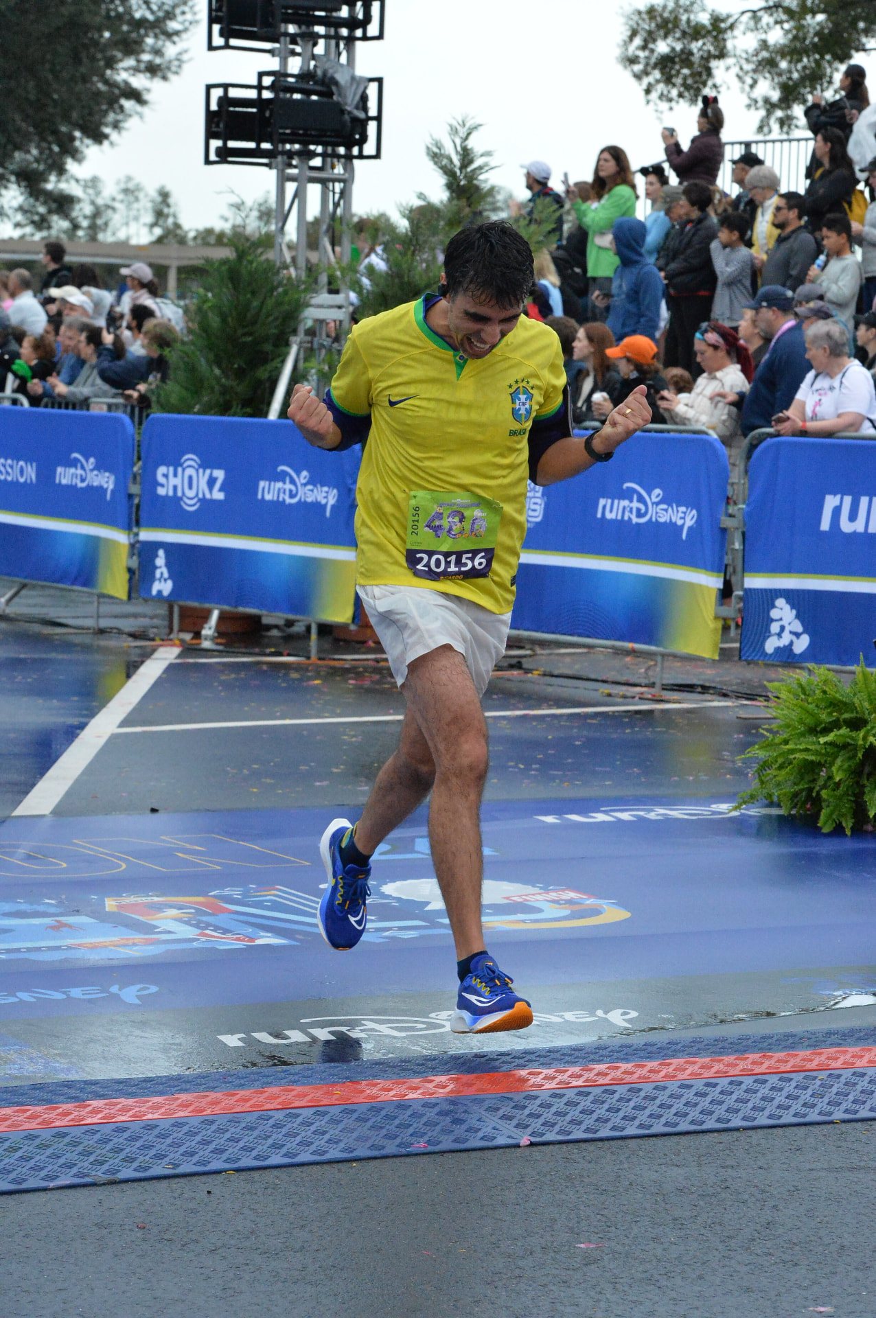 Ricardo Cabral, de camisa amarela, comemorando na chegada de uma maratona